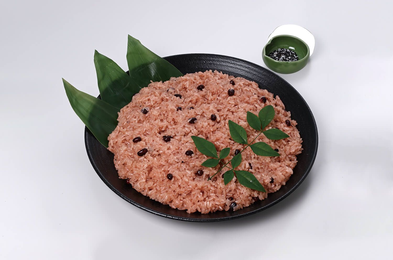 皿盛り赤飯 | 料理・弁当・高級仕出し・ケータリングのきらら亭