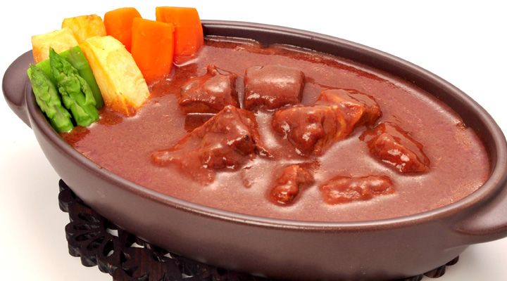 マイルドなデミグラスソースで長時間じっくり煮込んだこだわりの牛肉は驚くほど柔らかです。今回は特別にシチューソースと同量の肉をたっぷりお入れしました。料理長が特に自信を持ってお薦めする逸品です。